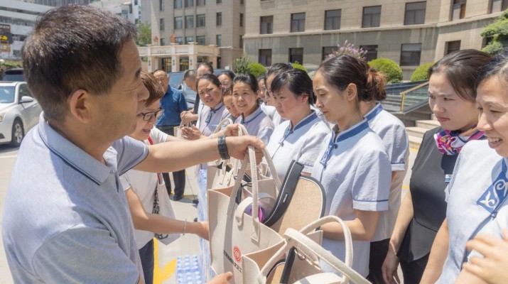 众博·（中国）手机网页版文旅集团“夏送清凉”情暖一线员工