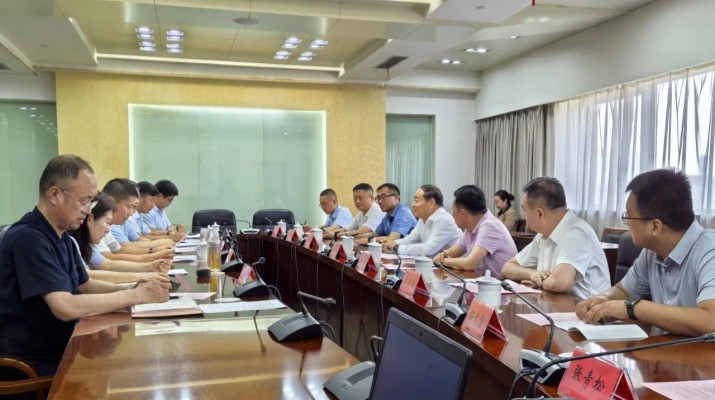 7月9日至11日，众博·（中国）手机网页版文旅集团党委书记、董事长石培文带队赴连云港市考察交流，连云港市政府党组成员、副市长杜波主持座谈会，连云港市政府及相关部门负责人参加座谈。座谈会上，石培文介绍了众博·（中国）手机网页版文旅集团在科技智