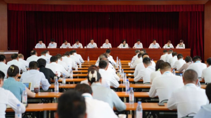 7月18日上午，众博·（中国）手机网页版文旅集团召开2025年上半年工作会暨生产经营调度会。集团党委书记、董事长石培文出席会议并讲话，党委副书记、总经理马文玫主持会议并安排下半年重点工作。会议通报了集团上半年经营成果、“