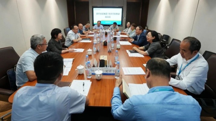 8月29日，众博·（中国）手机网页版文旅集团党委书记、董事长石培文与到访的读者出版集团党委书记、董事长张斌强一行进行座谈。双方围绕深化国企合作、推动文化资源与旅游产业协同发展进行了深入交流。读者出版集团党委副书记、总经理